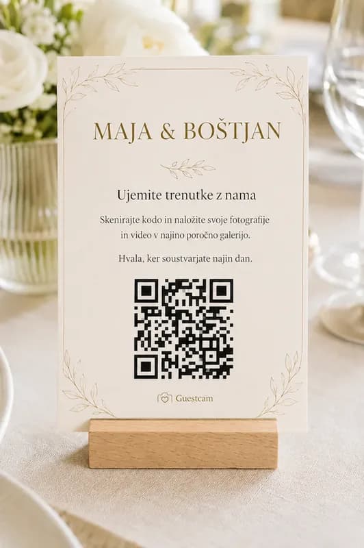 Wood stand for a CamLove QR card